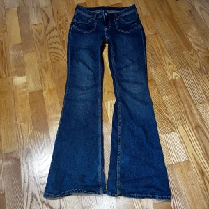 y2k jeans - y2k jeans, stretchigt material innerbenslängd ca 80 cm, midjemått mätt tvärs över ca 37 cm skriv för mer info !!