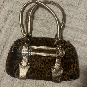 Väska - Liten Leopard väska🐆supersnygg men kommer tyvärr aldrig till användning:( Har skador på banden som syns på andra bilden