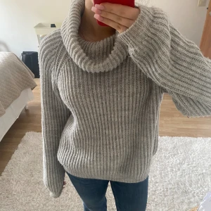 Stickad polo - Superfin och gosig grå stickad polotröja. Den är i barnstorlek 170 men skulle säga att den är storlek S i vanliga mått. Rätt så flitigt använd men den är fortfarande i hyfsat bra skick!  Skriv för fler bilder eller andra frågor💕