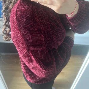 Stickad tröja  - Säljer mina två stickade tröjor.  Finns både i rosa/lila och grön.  Knappt använda. Jätte mysiga att ha på sig och värmer.  50 kr styck. Köper du båda får du dem för 80