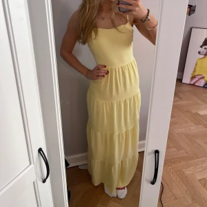 Gul klänning - En jättefin gul maxiklänning. Använde några gånger förra sommarn men har inga defekter💗jag är 165 och den går nästan ner till mina fötter 