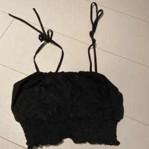 Oanvänd festtopp - En oanvänd festtopp från NAKD i storlek 34. Inga lappar kvar då jag fått den i present. Går att justera då axelbanden går att knyta som man vill