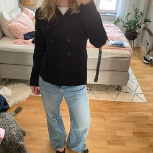 Vintage kappa - Superfin svart kappa med knäppe fram, bra skick.