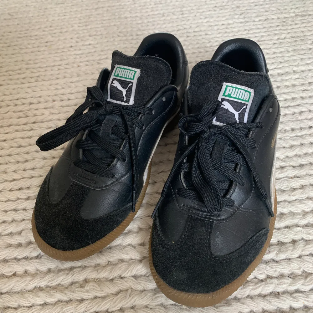 Svarta Puma King 21 skor i storlek 39. De är dock lite små i storleken vilket är varför jag säljer dem, alltså är de fortfarande i bra skick! Skriv privat om du är intresserad eller undrar något❣️. Skor.