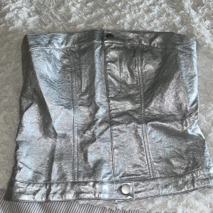 Silvrig korsett topp - Fin silvrig topp oanvänd då storleken inte passade mig tyvärr💘🥹