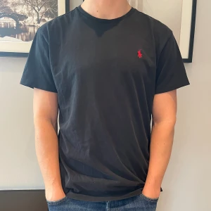 Ralph Lauren t-shirt - Säljer min ralph lauren t-shirt då den är lite för stor, utmärkt skick! 🤝 Storlek M men sitter mer som en L. 🥃 Nypris: 899 kr, mitt pris: 249kr! Kom dm vid frågor eller funderingar. 