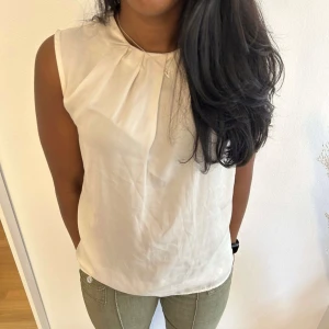 Satinblus! - Supersöt beige satin blus!🌟