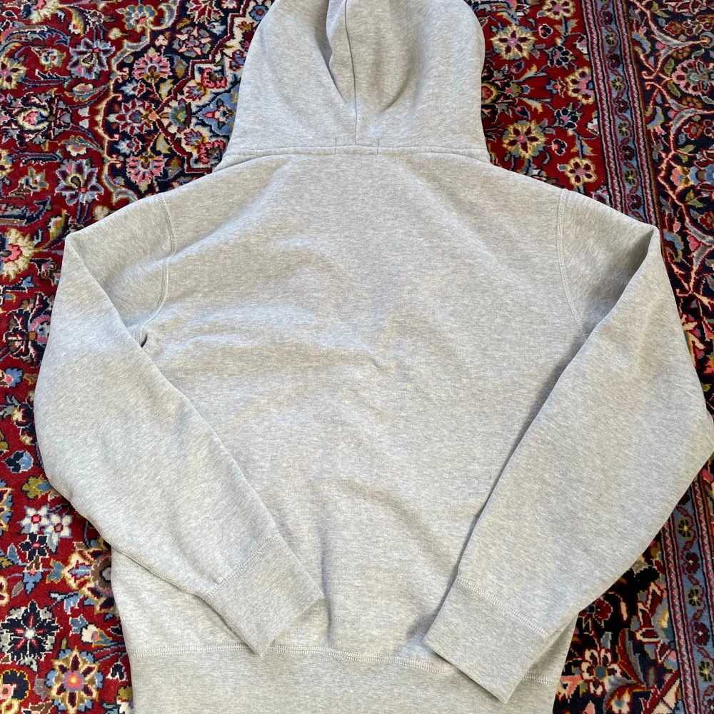 Ralph Lauren zip hoodie i mycket bra skick. Säljes då den är för liten Nypris 1.700 kr. Hoodies.