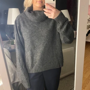 Stickad tröja  - Använd typ 2 gånger så väldigt bra skick säljer pga den bara ligger i garderoben 