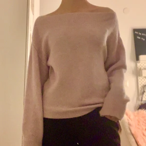 Stickad off shoulder❤️ - Super söt ljus rosa stickad off-shoulder tröja från Mango! Använder ej pga inte min stil så säljer ist😚 Nyskick! Nypris 419kr💋 pris går att diskutera❤️