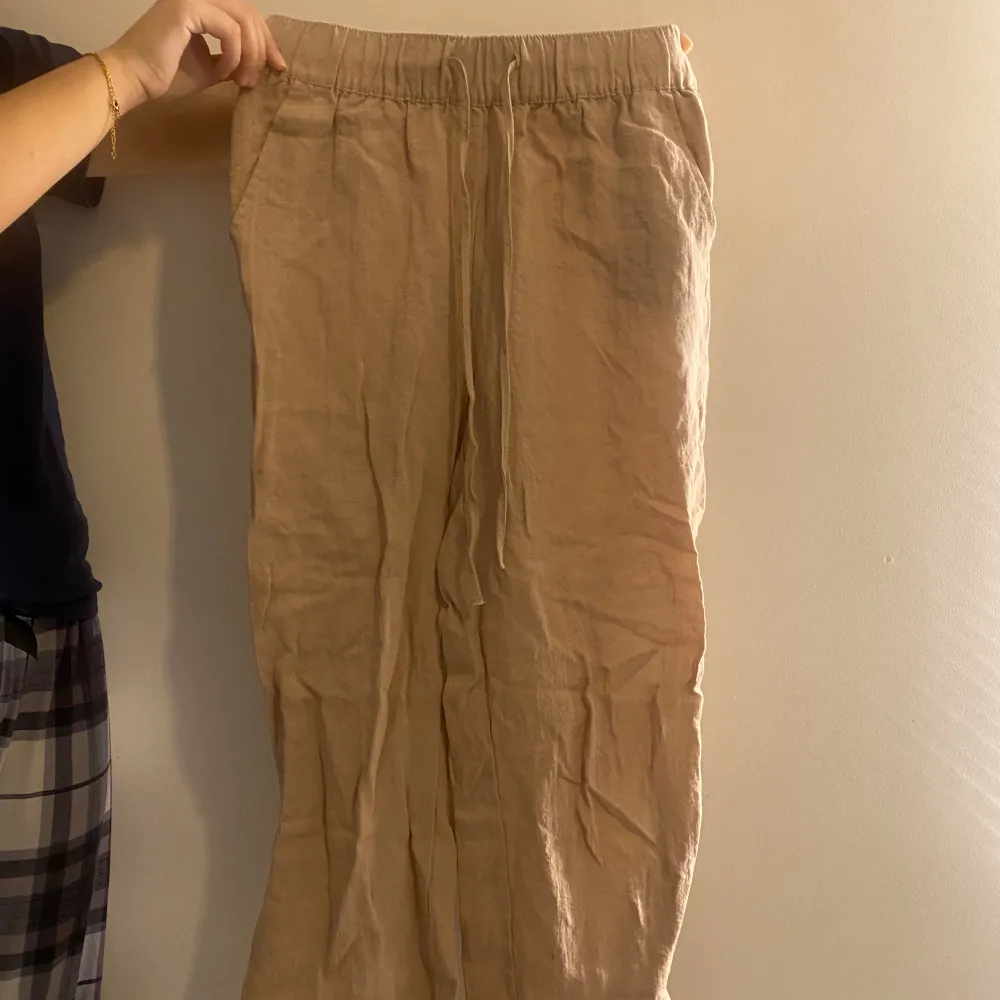 Linnebyxor i beige (behöver strykas) jätte bra material passar däremot personer som är 165 cm och kortare. . Farkut & Housut.