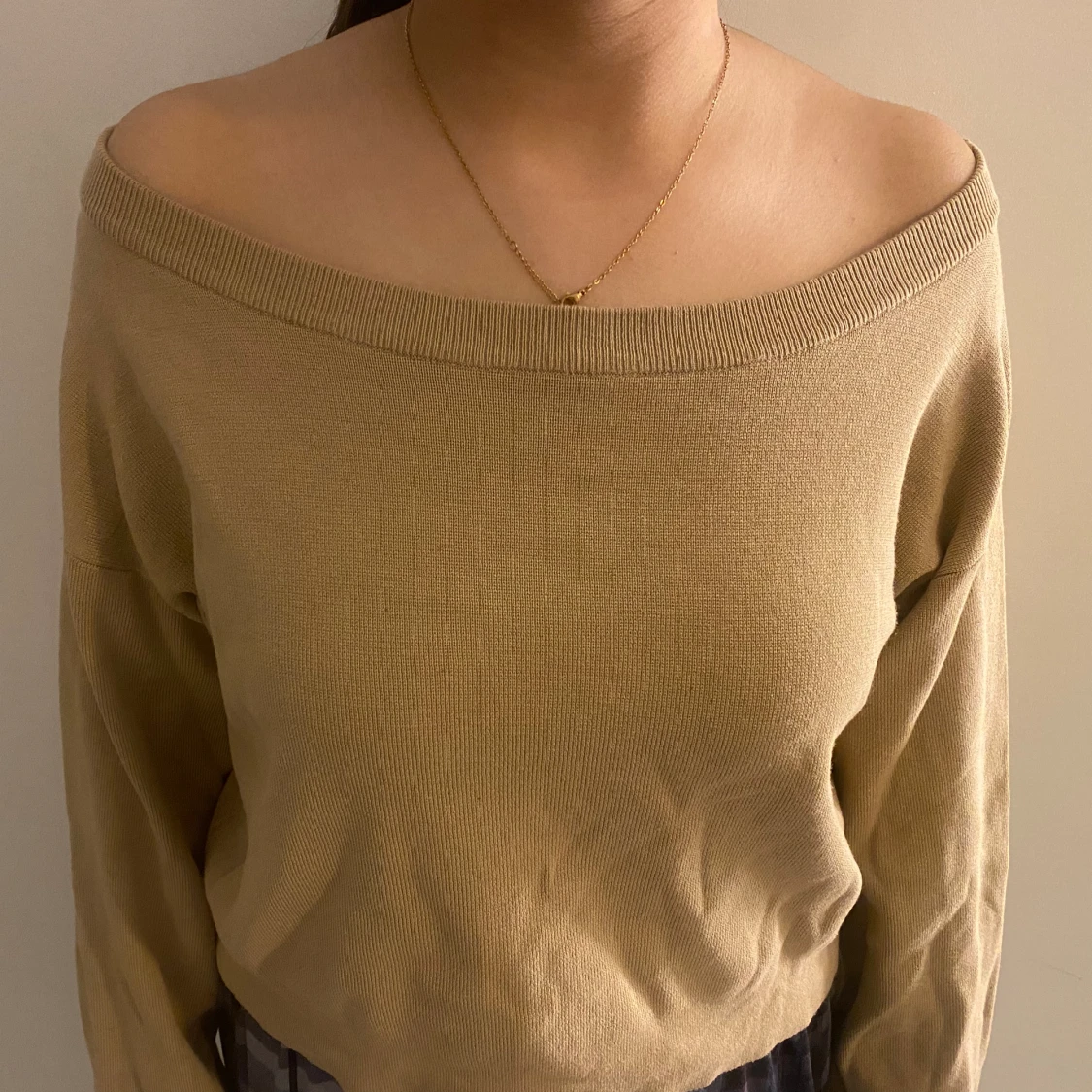 Off/one shoulder tröja i tjockt material