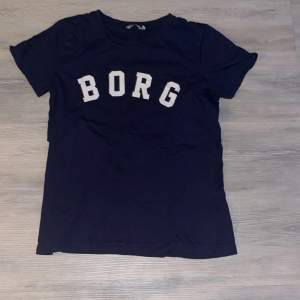 Säljer denna Björn Borg tröja. 