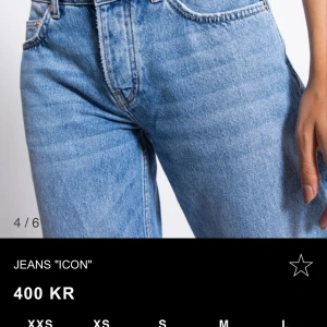 Jeans!! - Midjemått rakt över: 34-35cm Innerbenslängden: 79cm Superbra skick använda fåtal gånger, köpa för 400kr. Bara att höra av sig vid fler frågor!!💗