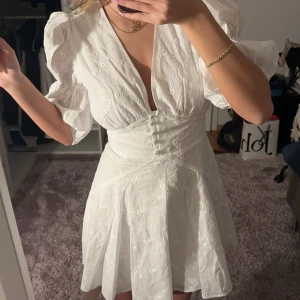 Adoore sicily mini dress - En vit klänning från Adoore som är slutsåld, passar perfekt till studenten. Endast testad, alla lappar sitter kvar. Gillar inte hur den sitter på mig, vilket är varför jag vill sälja den nu💕