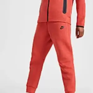 Har Nike dress röd och grå . Storlek.Xs