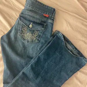 Hej, säljer ett par slutsålda lågmidjade jeans från H&m, jag är 163 och dom är ett par centimeter för långa. Priset kan diskuteras, slutsålda överallt 