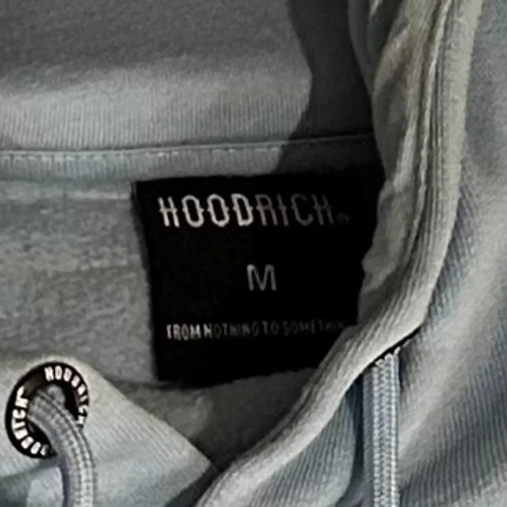 Jag säljer min blåa Hoodrich hoodie i storlek Medium (M). Den är använd fåtal gånger och i bra skick. . Hoodies.