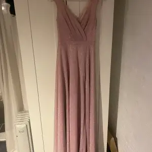En rosa glittrig balklänning, endast använt en gång.