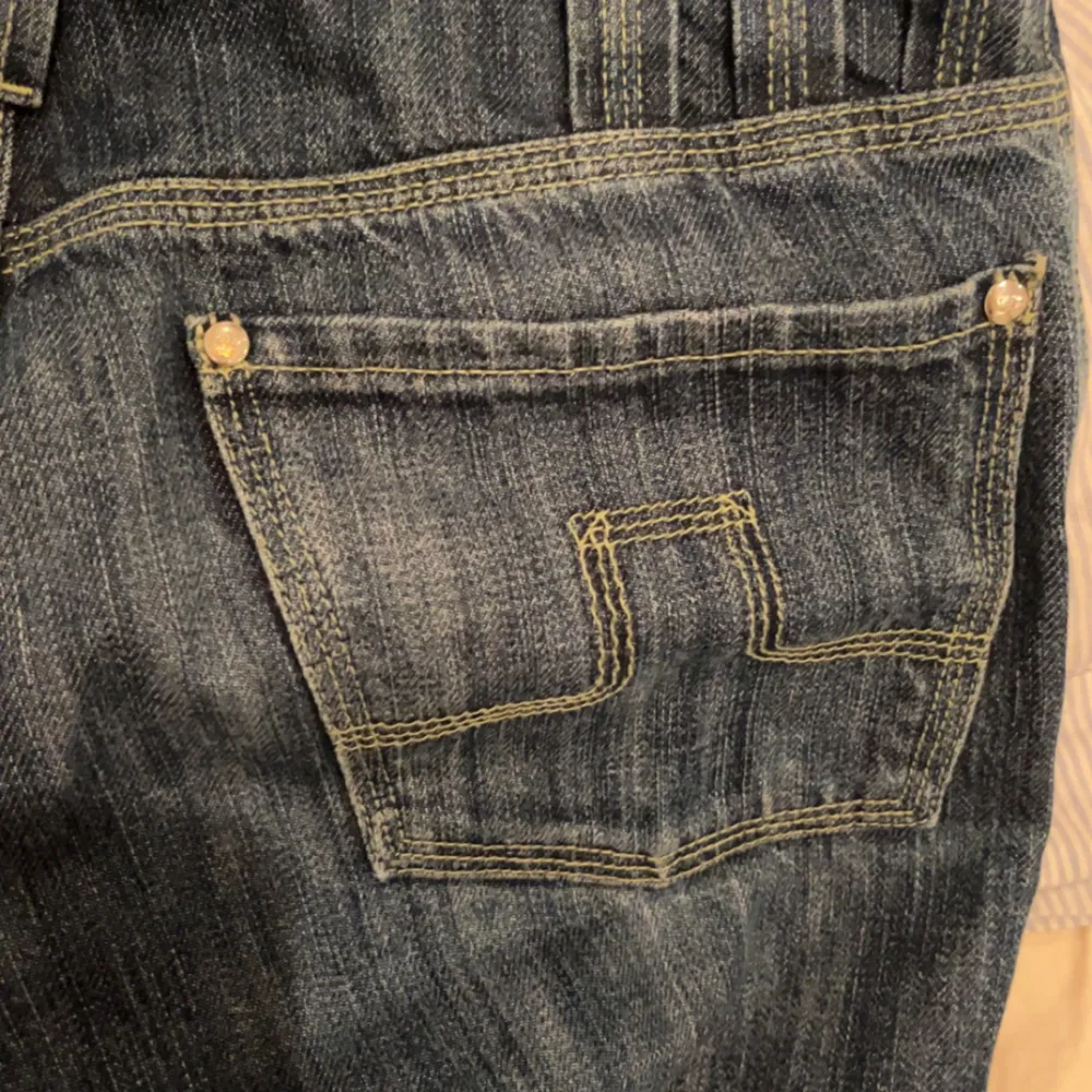 Jättefina blåa jeans som är bootcut och lågmidjade. Säljer då dom är för små. Dom är som storlek 32/34. Ordinarie pris är ca 1500. Använd fåtal gånger. Jeans & Byxor.