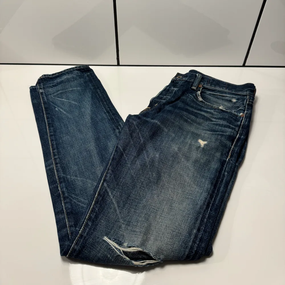 Ralph Lauren Jeans, riktigt fina byxor med snygg tvätt och snygga slitningar. Byxorna är i gott skick men tecken på användning finns, hör av er vid minsta fundering! 😀. Jeans & Byxor.
