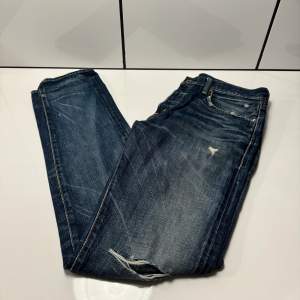 Ralph Lauren Jeans, riktigt fina byxor med snygg tvätt och snygga slitningar. Byxorna är i gott skick men tecken på användning finns, hör av er vid minsta fundering! 😀