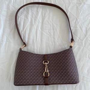 Sååå fin brun väska från Asos, använd ett fåtal gånger så jättebra skick!!🤎