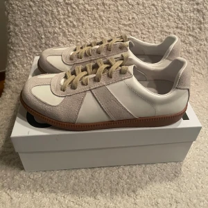 Masion margiela  - Säljer ett par riktigt snygga oanvända Masion margiela liknande skor i storlek 42!🙌🏻 alla detaljer så som nummerna på sko tungan och sko sulan finns! Skorna är identiska. Skriv för bilder eller frågor🙌🏻!