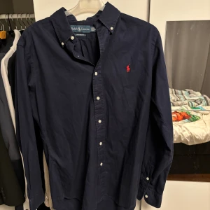 Polo skjorta - Måste tyvärr sälja denna sjukt snygga skjorta då jag inte tycker den satt så bra på mig. Vid fler frågor hör av dig!