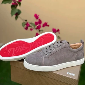  Cristian Louboutin  - De skiljer sig minimalt från äkta och är riktigt sköna. Både låda, kvitto dustbag och lite annat medföljer. Det finns även inte att få tag i längre för säljarna blev tydligen  raidade av FBI🤷.  Det är bara att skriva om du har frågor👍