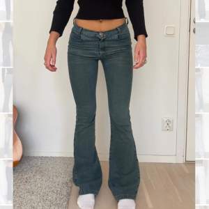 Jättesnygga bootcut jeans i blågrön färg, hör av er för mått eller fler bilder! 