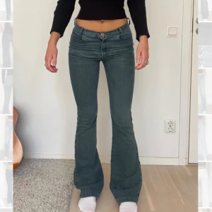 Bootcut jeans - Jättesnygga bootcut jeans i blågrön färg, hör av er för mått eller fler bilder! 