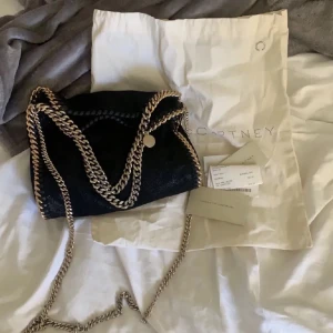 STELLA MCCARTNEY VÄSKA 🌟🌟🌟🌟 - intressekoll på min Stella mccartney väska med guld kedja 🌟 bra skick förutom några defekter inne i väskan och att kedjan har tappat lite färg, men inget som syns! Kan tänka mig byta mot nåt i samma prisklass oxå eller en tiny