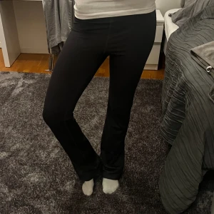 Yoga pants  - Säljer dessa yoga pants, dom är mörkgröna vilket inte framhävs så bra på bilden, kan skxika mer vid intresse 😆😆😆