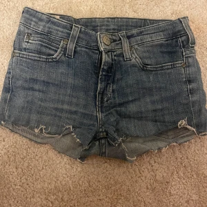 Jeansshorts  - Ett par lågmidjade jeansshorts från Lee. De va jeans från början men jag klippte av de. På mig är de väldigt små midjemått: 32cm rakt över