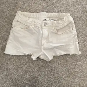 Vita jeans shorts i stl 152 från H&M, i fint skick!! Perfekt för sommaren 