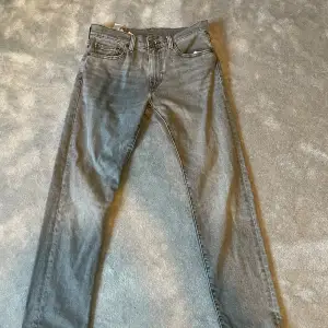 Hej säljer nu mina gråa Levis jeans. Pågrund av att de inte passar mig. Nästan helt nya då jag nästan aldrig använt de. De är 30 i längden och 29 i midjan.