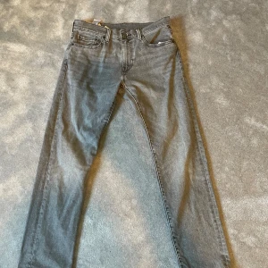 Levis jeans gråa - Hej säljer nu mina gråa Levis jeans. Pågrund av att de inte passar mig. Nästan helt nya då jag nästan aldrig använt de. De är 30 i längden och 29 i midjan.