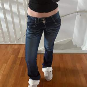 Mörkblå lågmidjade jeans!   Midjemått rakt över: 36 cm  Midjehöjd fram: 18 cm  Innerbenslängd: 83 cm   Ytterbenslängd: 102 cm  Bredd vid foten: 20 cm   Storlek: 26   Märke: PHA jeans   (Liten defekt längst ned på byxan, se sista bilden) 💛