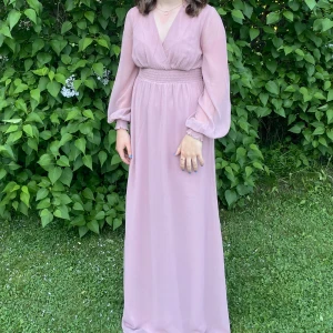 Balklänning - Jag säljer den här fina balklänningen. Den är använd en gång och är i väldigt fint skick. Luset blev tyvärr inte så bra på de sista två bilderna men den är ljusrosa som på första bilden.
