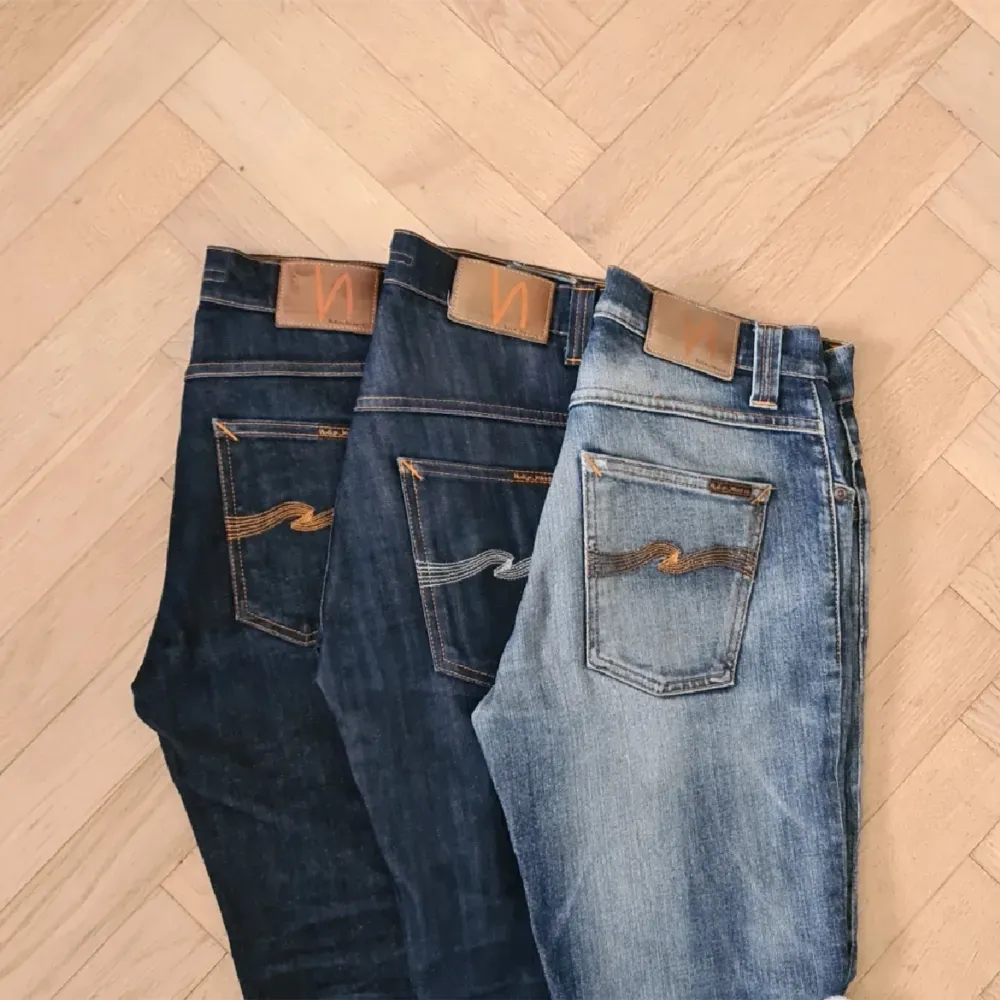 Säljer 3 stycken jeans av märket Nudie som är sjukt trändigt!👖Alla byxor är i otroligt bra skick! ⭐️ Jeansen är i olika modeller, färger samt storlekar så kolla vår profil för information om varje par! ☺️. Jeans & Byxor.