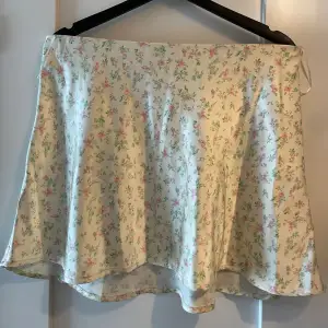 Jättesöt blommig kjol från Gina tricot. Storlek 38 