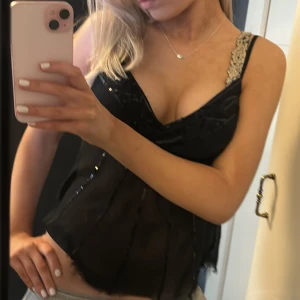 Svart fest topp  - Säljer denna super söta toppen som är från H&m som inte säljs längre  💕