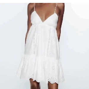 Zara klänning - Super söt klänning från zara men den passar inte mig så ingen idé att fråga om bilder med den på😊 strl xs och aldrig använd ❤️