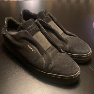 Axel Arigato skor  - Storlek 45, säljer pga att de inte används längre. Helt okej skick, går att fixa upp med mockaborste och liknande.