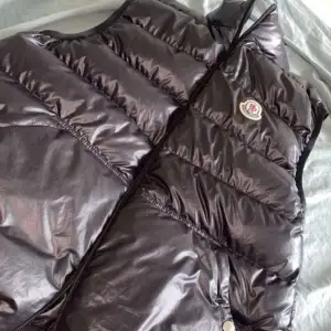 Säljer åt en vän. Använd 1-2 gånger. Mycket fin och bekväm väst från moncler perfekt för övergångs säsongen nu. Nypris 7800kr. Tveka inte att skriva om fler bilder eller annan information. 