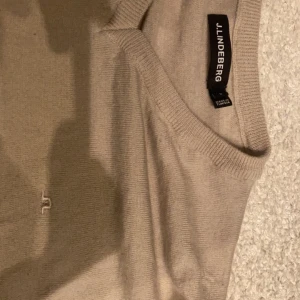 V kragad j linberg tröja  - Dena tröja säljs nu en väldigt enkel tröja som är snygg till allt den är i ny skick köptes på j lindberg VIP kunders outlet säljer pågrund av att den är för liten .