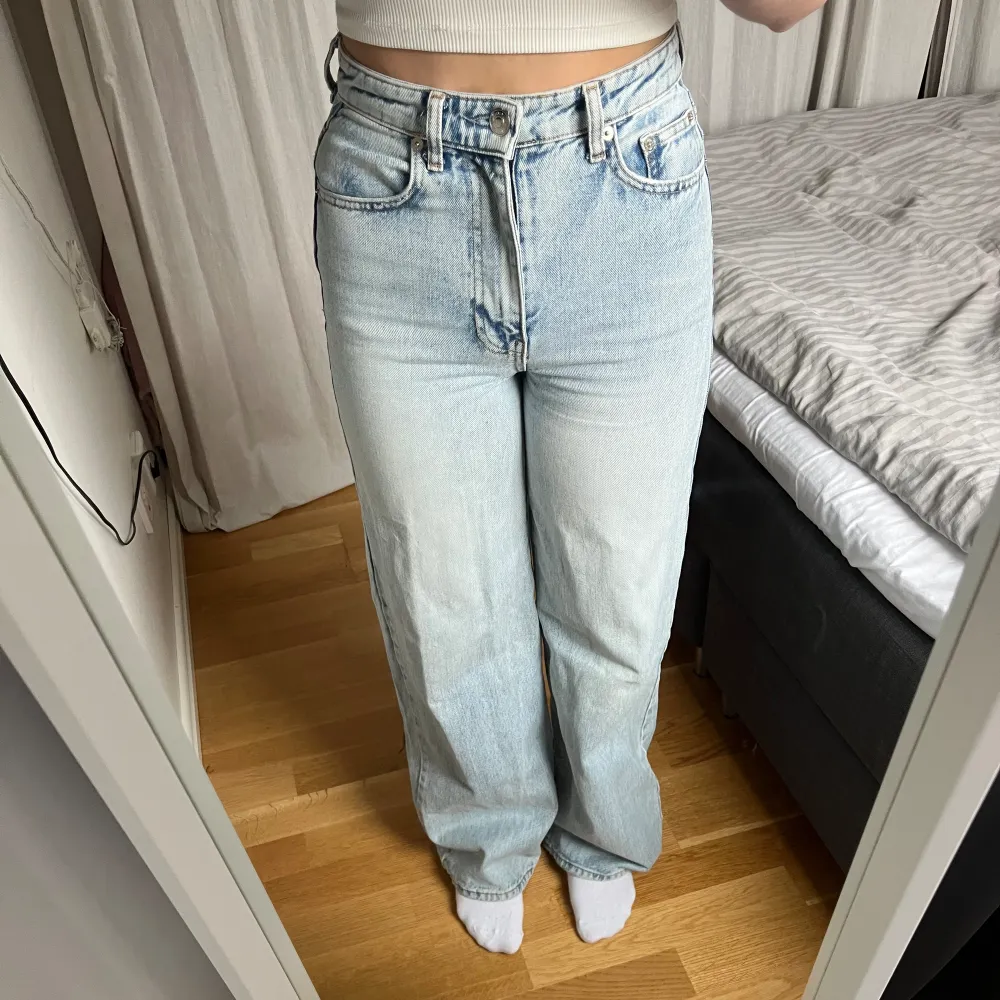 Ljusa högmidjade jeans från Gina tricot som tyvärr blivit för små för mig. Lite slitna lägst ner på ena benet (se bild) eftersom de är ganska långa. Annars härligt fint skick🥰. Jeans & Byxor.
