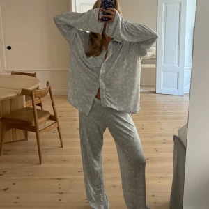 Djerf avenue go slow Dream cake  - Säljer min fina pyjamas från djerf avenue i färgen Dream cake, helt slut på hemsidan. Nypris 1448 kr. 