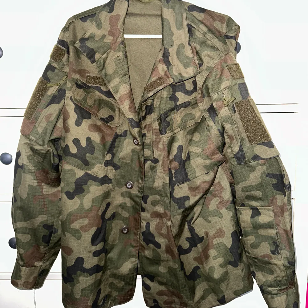 Hej!  Säljer nu denna militär jacka i storlek M, den har tunt material och skulle passa perfekt som en ”rock” aktig jacka på tjejer då den är lite längre i passformen. Jackor.